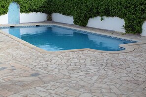 Piscine extérieure, parasols de plage, chaises longues