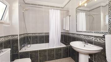 SĂšche-cheveux, bidet, serviettes fournies, papier toilette