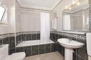 Secador de pelo, bidé, toallas y papel higiénico