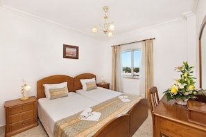 Cortinas opacas, cunas gratuitas, ropa de cama