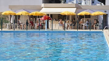 Piscina externa sazonal, funciona das 9h às 19h, espreguiçadeiras