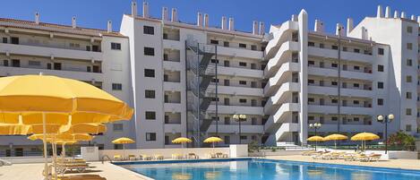 Außenpool (je nach Saison geöffnet), Liegestühle