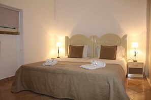 Desk, blackout drapes, free cribs/infant beds, bed sheets - Cheerfulway Minichoro (Albufeira)