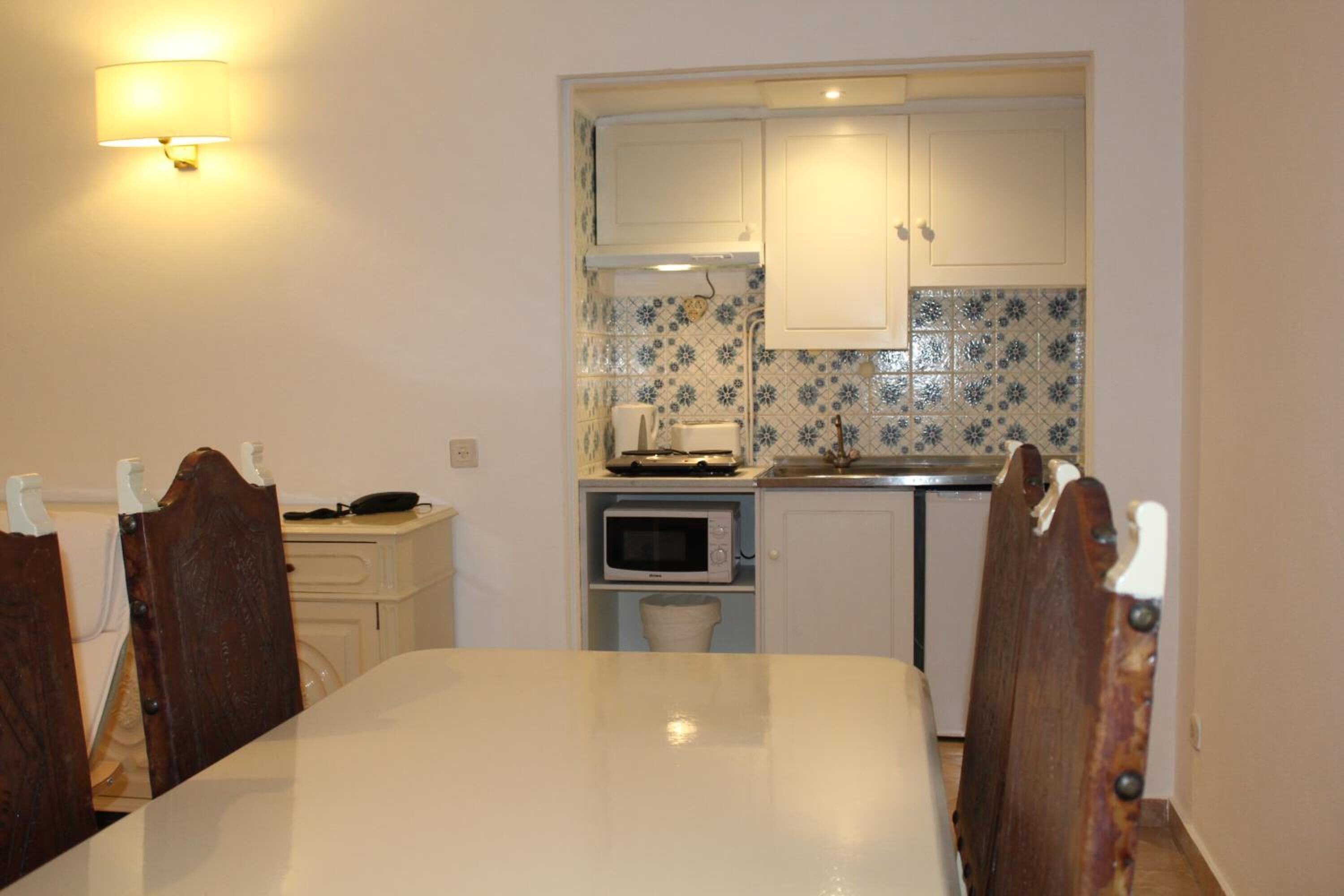 Full-sized fridge, stovetop, cookware/dishes/utensils