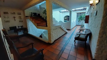 TV LCD 21 polegadas com canais a cabo, TV, filmes pagos