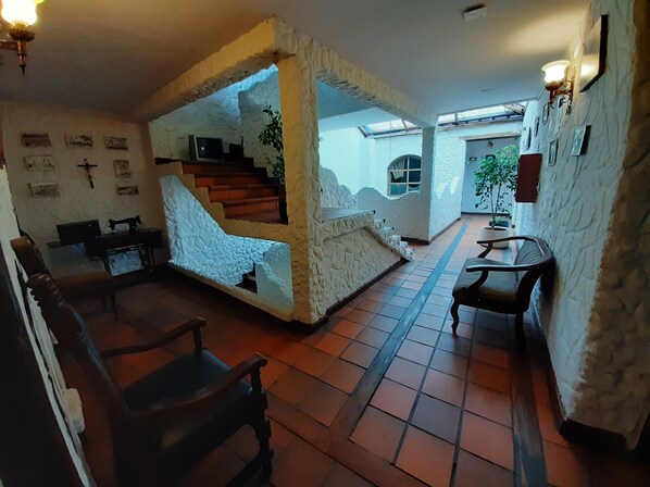 Televisión LCD, películas con cargo, piso con calefacción