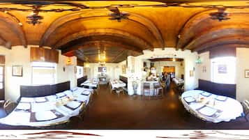 Se sirven desayunos, comidas, cenas y cocina local e internacional