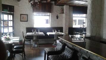 Se sirven desayunos, almuerzos y cenas; cocina local e internacional