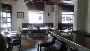 Aperto a colazione, pranzo e cena, cucina locale e internazionale 