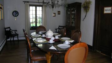 Tägliches inbegriffenes kontinentales Frühstück