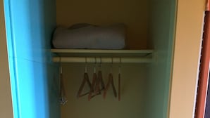 Desk, soundproofing, iron/ironing board, WiFi (free) - Relax Inn (Shelby)