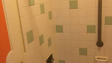 Combined shower/tub, free toiletries, hair dryer
