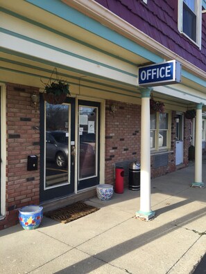 Property grounds - Relax Inn (Shelby)