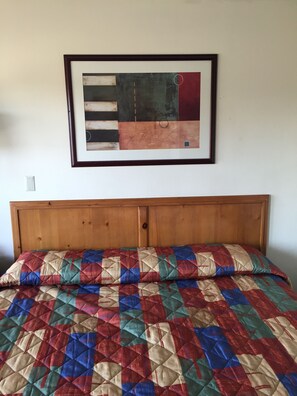 Standard Room, 1 King Bed | Desk, soundproofing, iron/ironing board, free WiFi