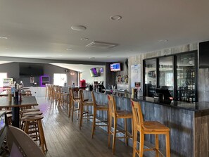 Se sirven almuerzos y cenas, cocina americana