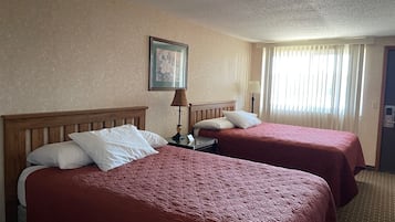 Habitación estándar doble | Escritorio, tabla de planchar con plancha, wifi gratis y ropa de cama