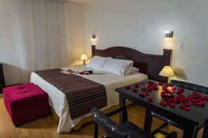 Suite junior | Ropa de cama de alta calidad, minibar, caja fuerte y escritorio