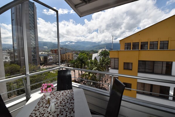 Lunch and dinner served, international cuisine