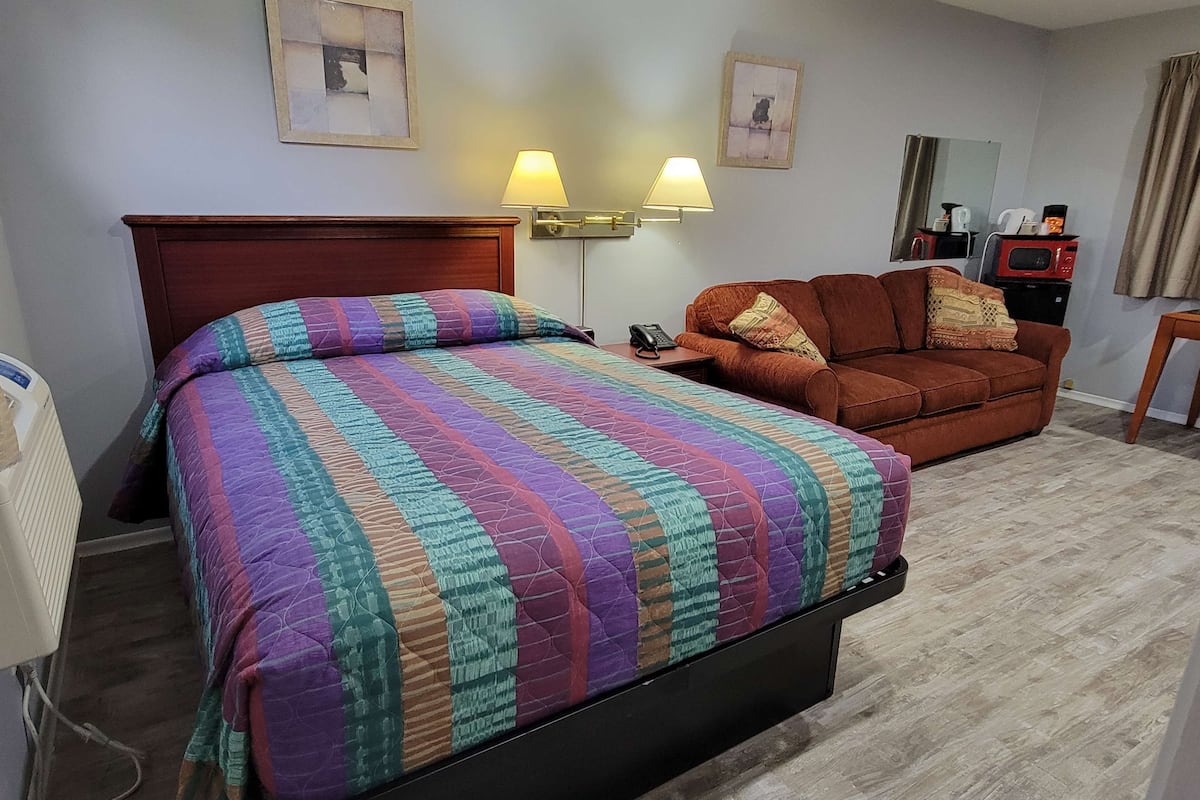 Habitación, 1 cama Queen size y sofá cama, para no fumadores | Escritorio, wifi gratis y ropa de cama