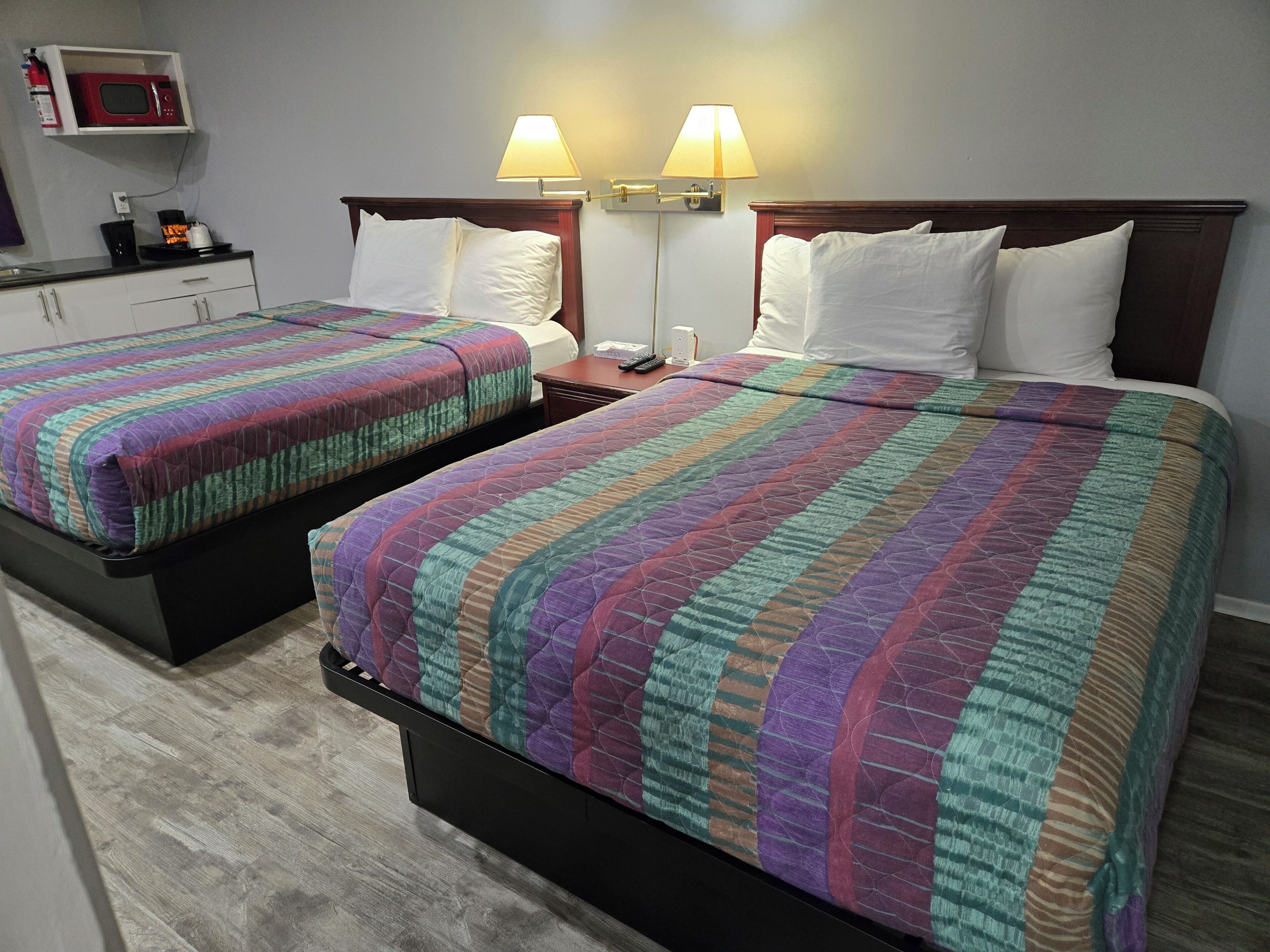 Double Room, 2 Queen Beds, Kitchenette | Free WiFi, bed sheets