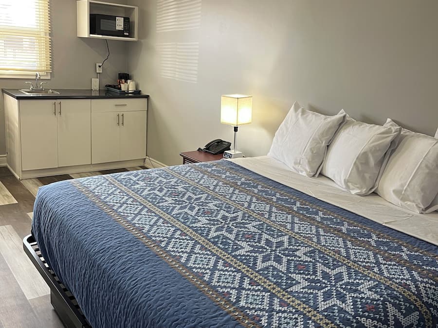 Quarto básico | Wi-Fi de cortesia, roupa de cama