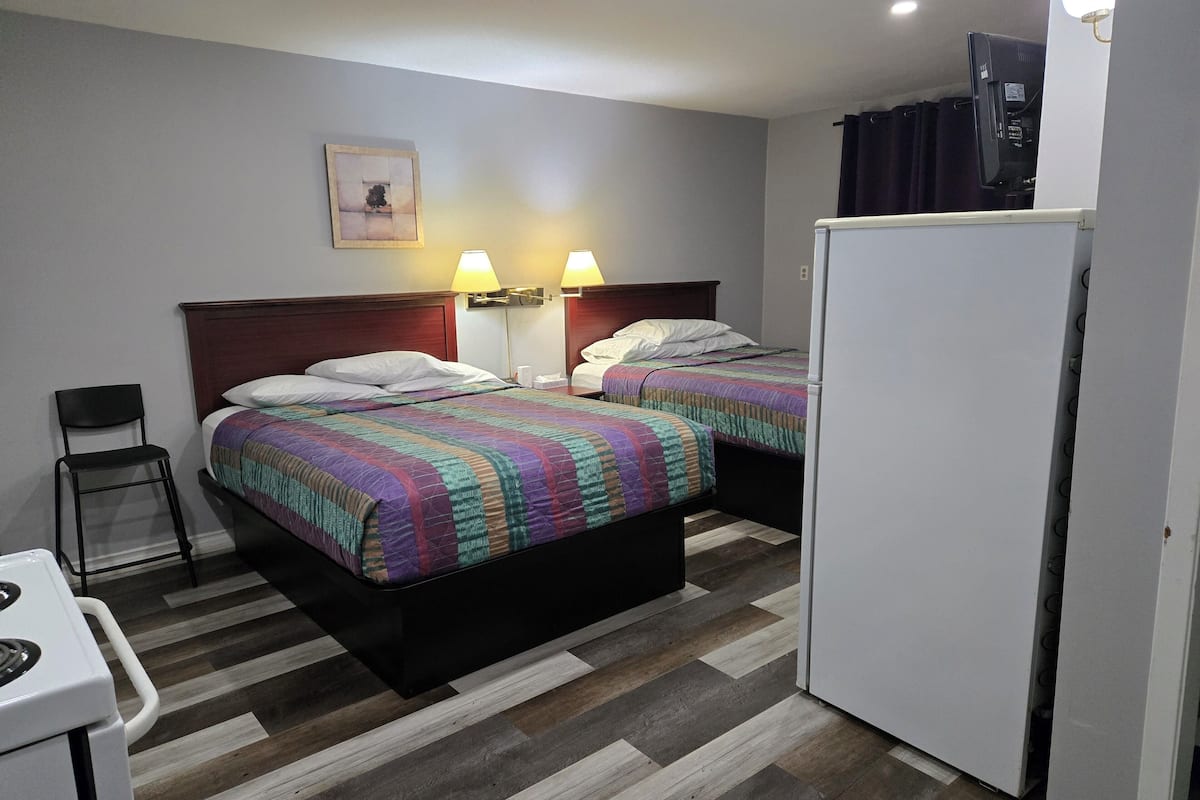 Studio, 2 Queen Beds, Kitchen