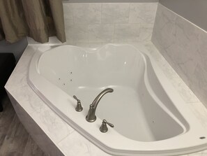 Ensemble baignoire-douche, articles de toilette (gratuits)