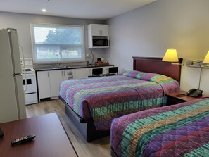 Deluxe Room, 2 Queen Beds, Non Smoking, Kitchenette | Desk, free WiFi, bed sheets - Cobourg Inn (Hamilton Township)