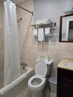Double Room, Multiple Beds, Kitchen | Bathroom | Combined shower/bathtub, free toiletries, hair dryer, towels - Cobourg Inn (Hamilton Township)
