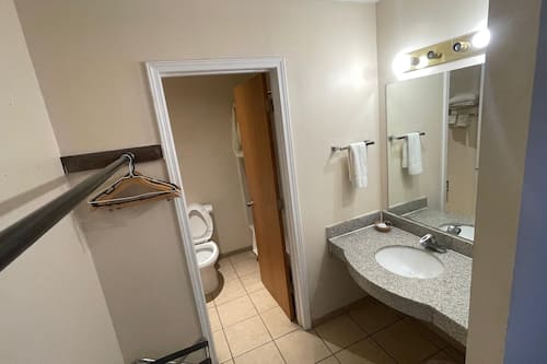 Tina con regadera, amenidades de baño gratuitas, secadora de cabello