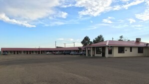 A motel with a red roof and multiple rooms. - Regal Motel in Las Vegas, New Mexico (Las Vegas)