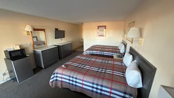 Habitación doble | Escritorio, tabla de planchar con plancha, wifi gratis y ropa de cama