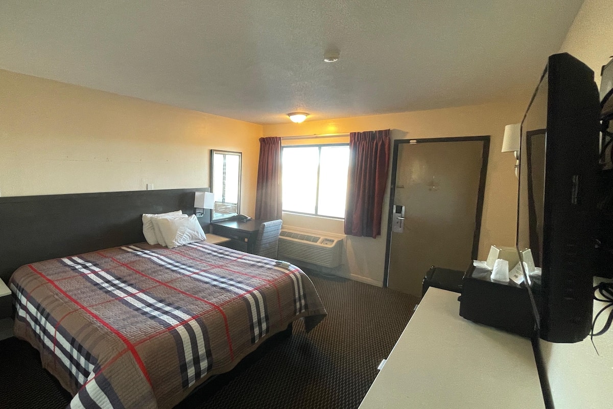 Skrivebord, strykejern/-brett, wi-fi (inkludert) og sengetøy