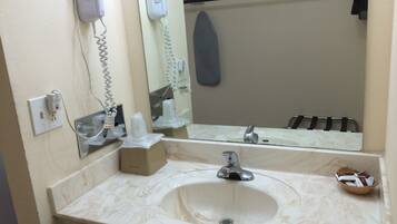 Bañera con ducha, artículos de tocador gratuitos, secador de pelo