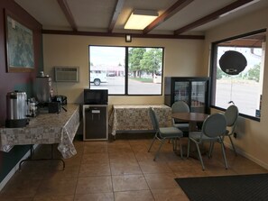 Lobby sitting area - Regal Motel in Las Vegas, New Mexico (Las Vegas)