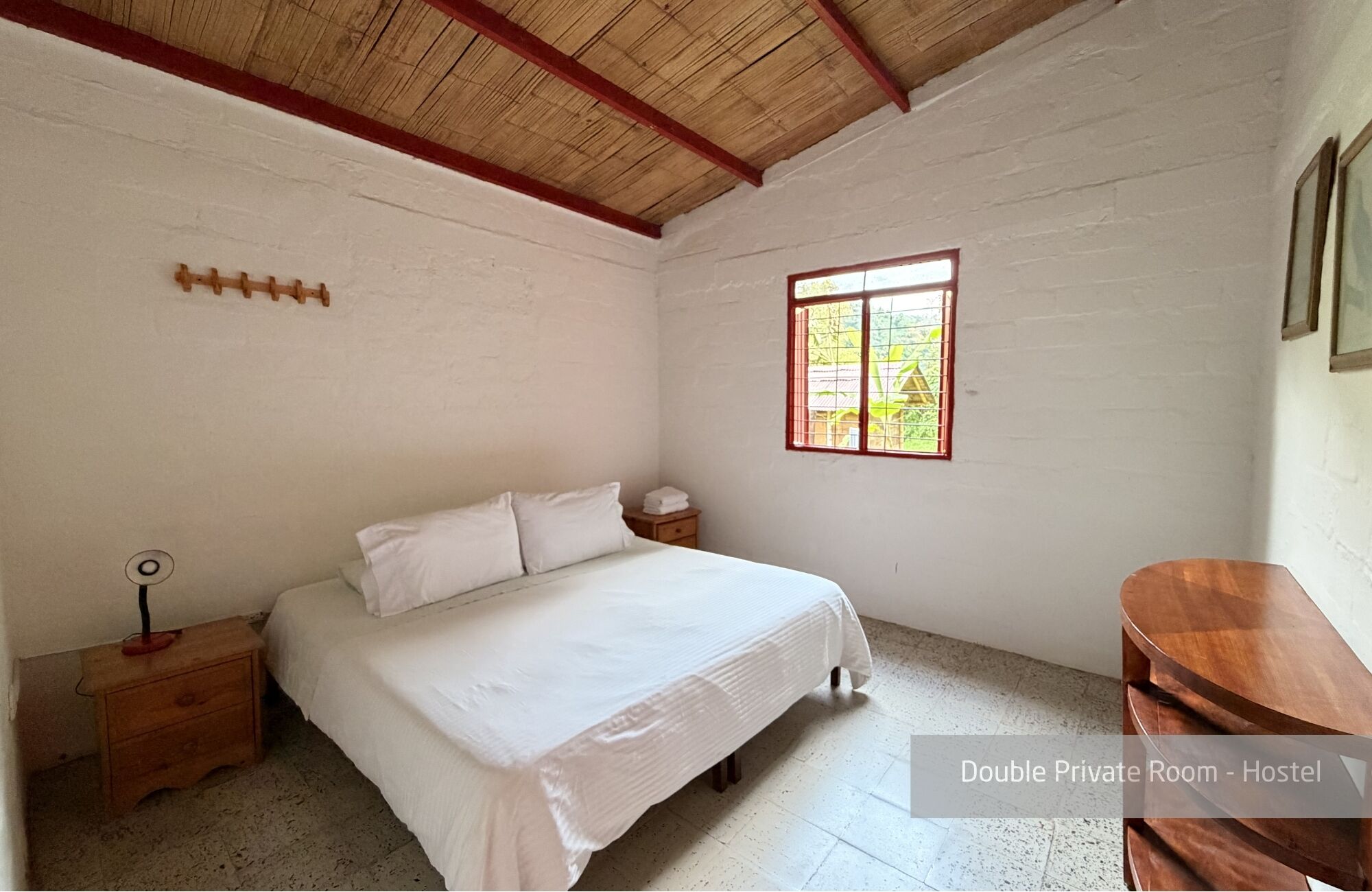 Quarto casal tradicional, banheiro compartilhado, vista para o jardim | Roupas de cama premium, cofres nos quartos, individualmente decorados