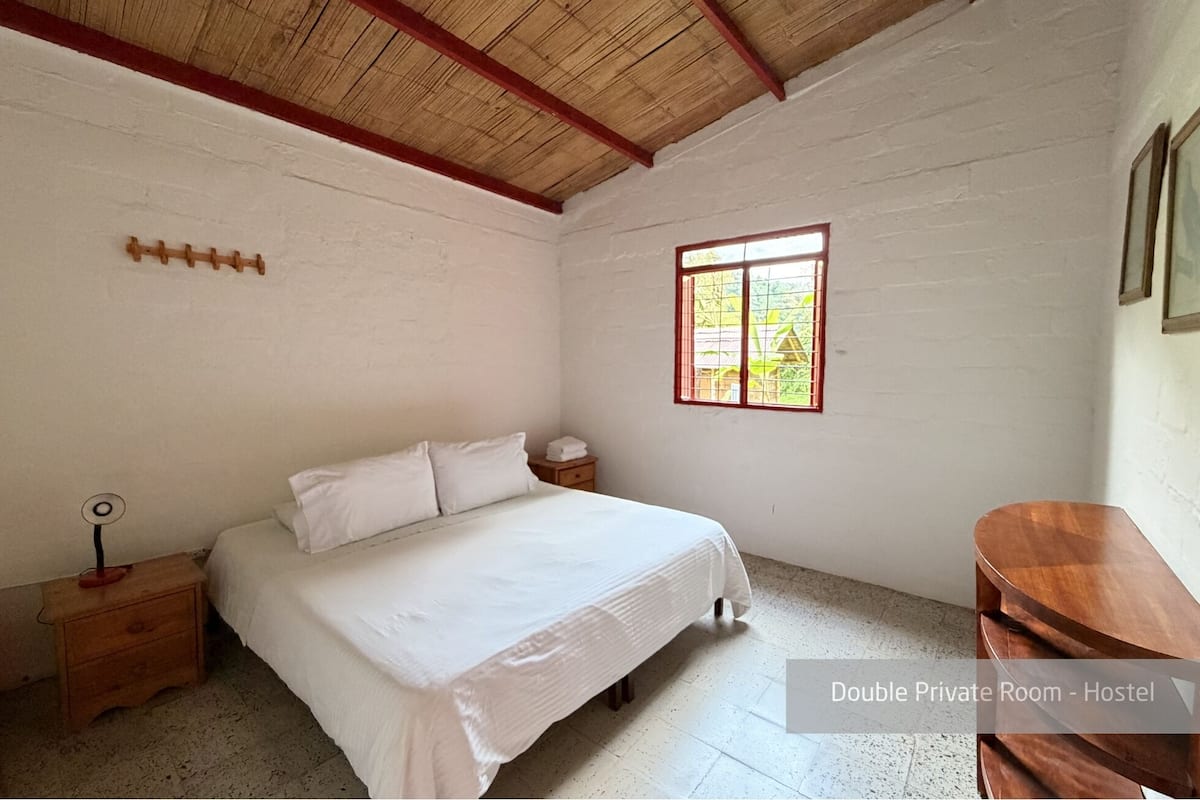 Quarto casal tradicional, banheiro compartilhado, vista para o jardim | Roupas de cama premium, cofres nos quartos, individualmente decorados