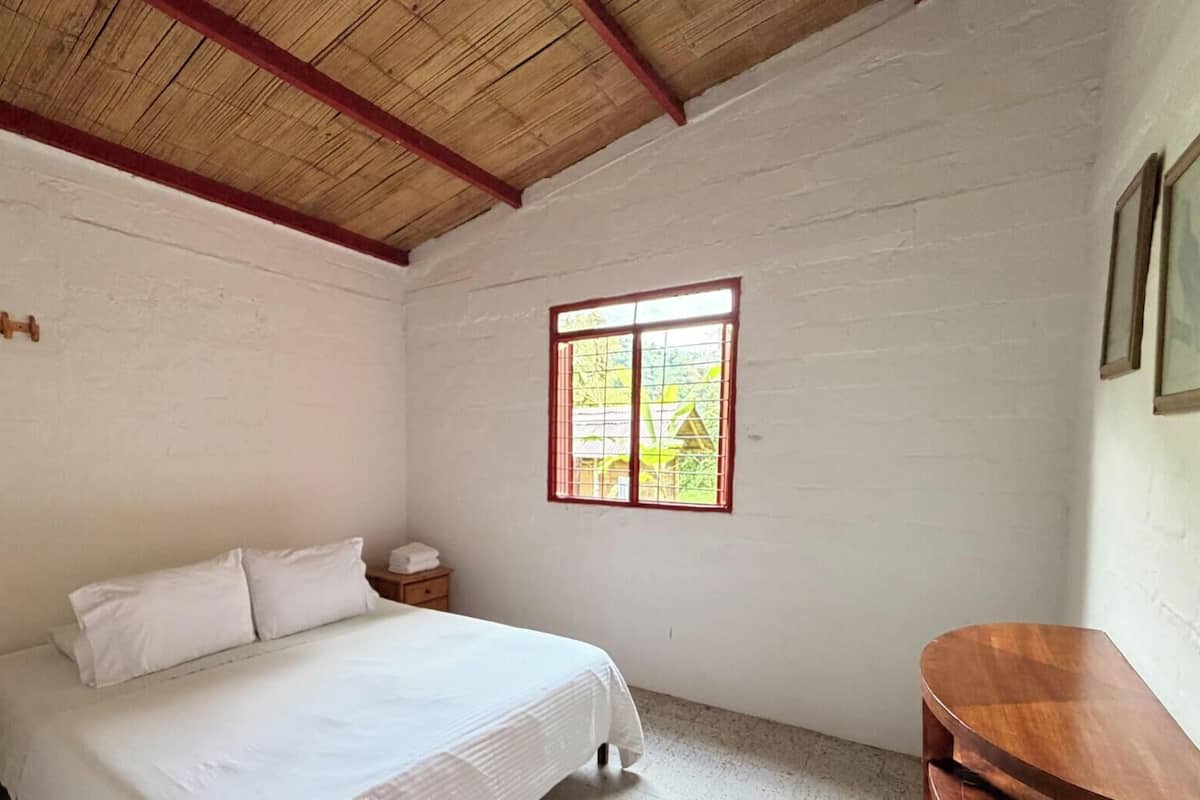 Traditional-Doppelzimmer, Gemeinschaftsbad, Gartenblick | Hochwertige Bettwaren, Zimmersafe, individuell dekoriert