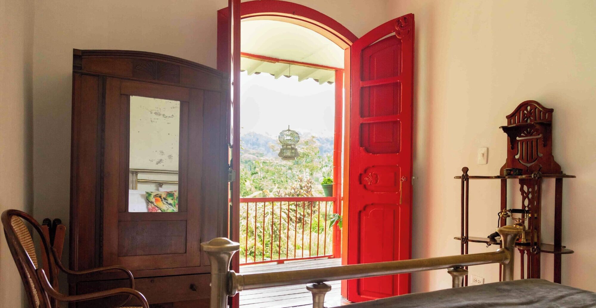 Quarto casal luxo, 1 cama de solteiro grande, suíte, vista para o jardim | Roupas de cama premium, cofres nos quartos, individualmente decorados
