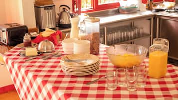 Ilmainen päivittäinen mannermainen aamiainen