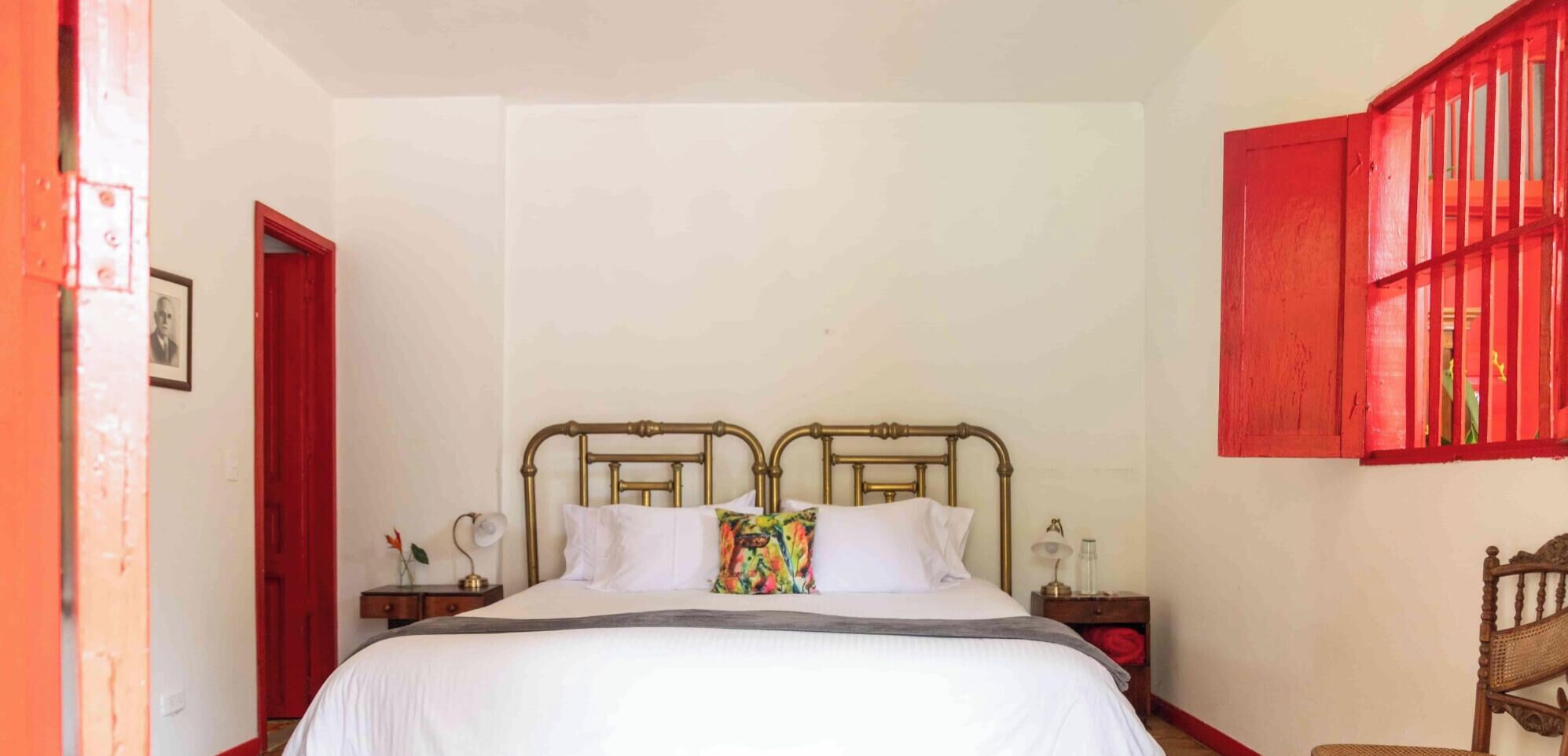 Deluxe Twin Room, Ensuite, Pool View | Peti besi dalam bilik, dihias secara berasingan 