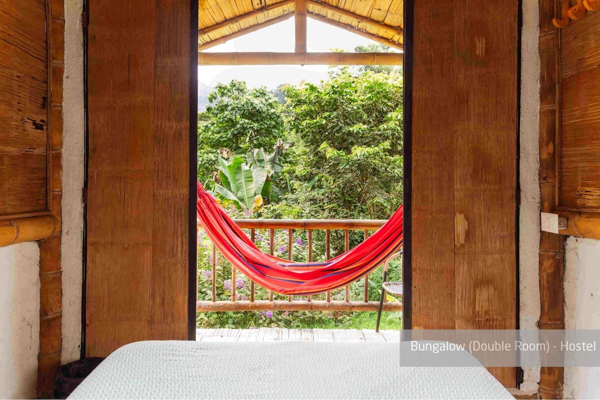 Habitación doble tradicional, baño compartido, vista al jardín | Ropa de cama de alta calidad y caja de seguridad en la habitación