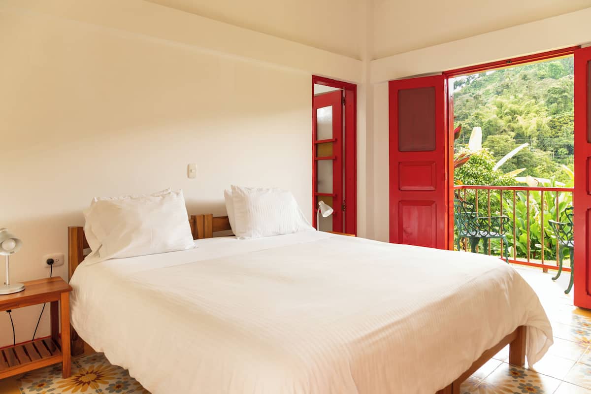 Quarto casal ou duplo standard, 1 cama King, banheiro privativo, vista para o jardim | Cofres nos quartos, individualmente decorados