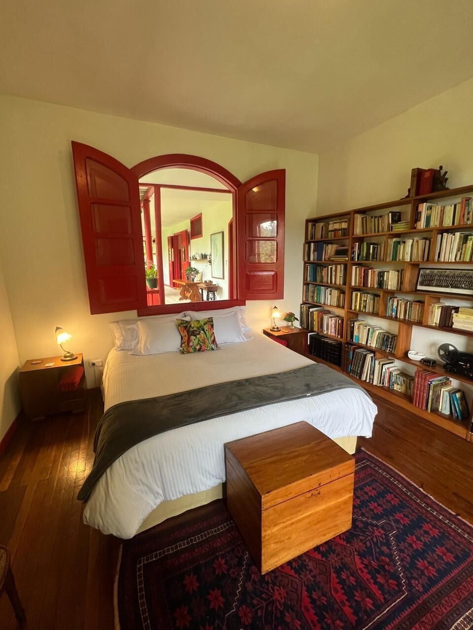 Deluxe tweepersoonskamer, uitzicht op tuin | Luxe beddengoed, een kluis op de kamer, individueel gedecoreerd