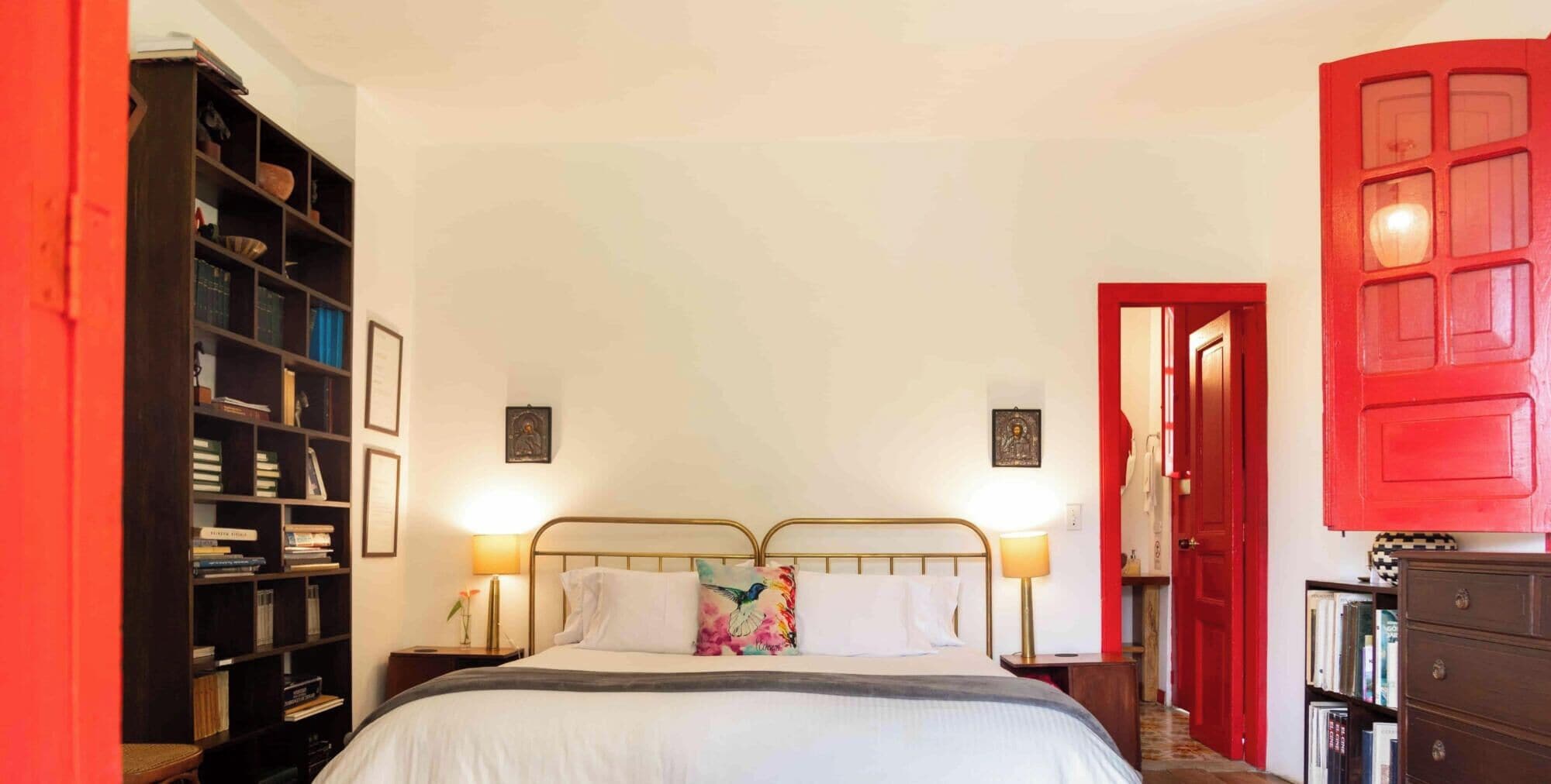 Deluxe Twin Room, Ensuite, Pool View | Peti besi dalam bilik, dihias secara berasingan 