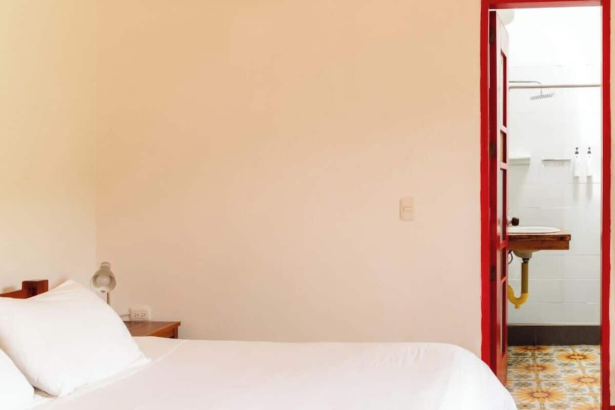 Place Blue Mountain COFFEE LODGE, private bathroom, garden views | Ylelliset vuodevaatteet, tallelokero huoneessa