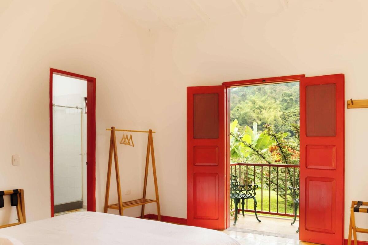 Standard Twin Room, Private Bathroom, Garden View | Peti besi dalam bilik, dihias secara berasingan