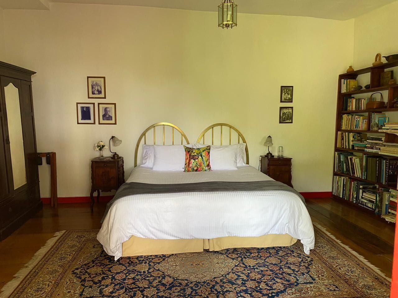 Mockingbird MAIN HOUSE. Private bathroom, garden views | Ylelliset vuodevaatteet, tallelokero huoneessa