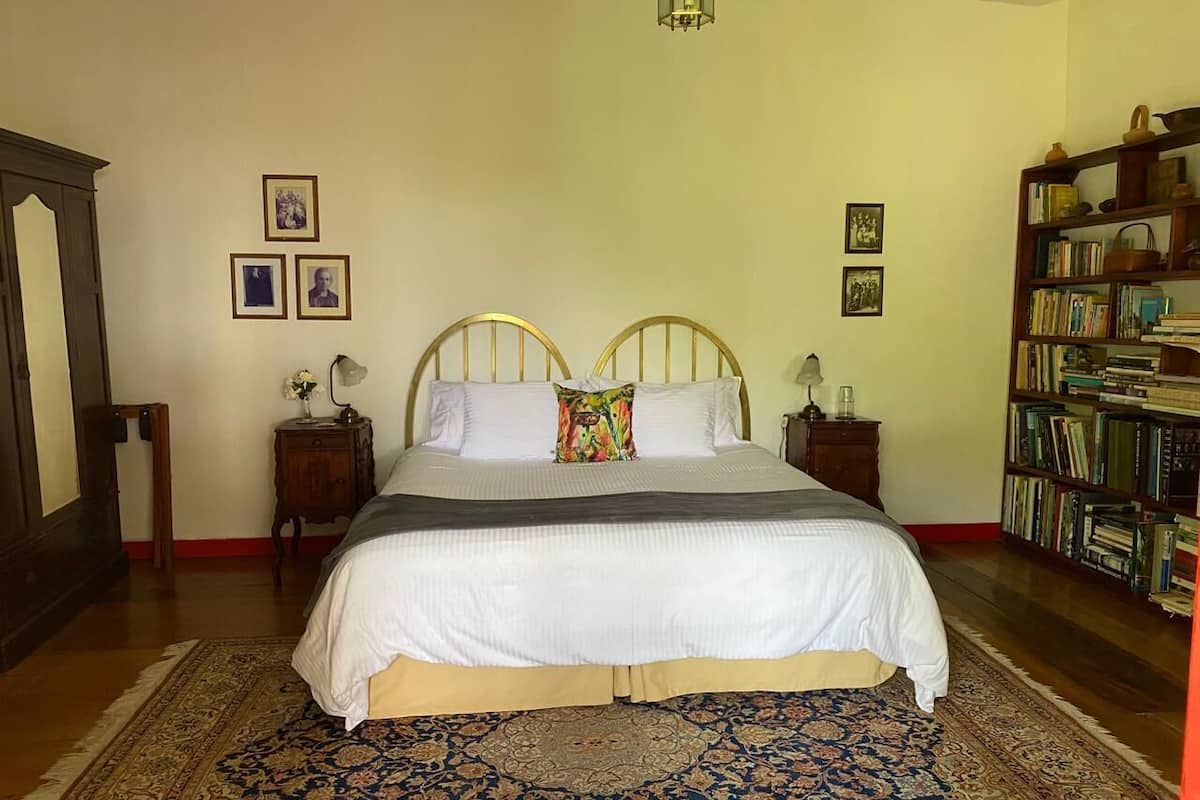 Mockingbird MAIN HOUSE. Private bathroom, garden views | Ylelliset vuodevaatteet, tallelokero huoneessa