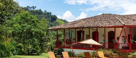 Vista frontal de la propiedad